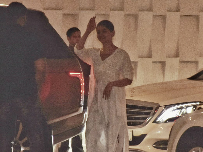 Alia Bhatt's Mid-Week Chill Scenes With Karan Johar Alia Bhatt's Mid-Week Chill Scenes With Karan Johar