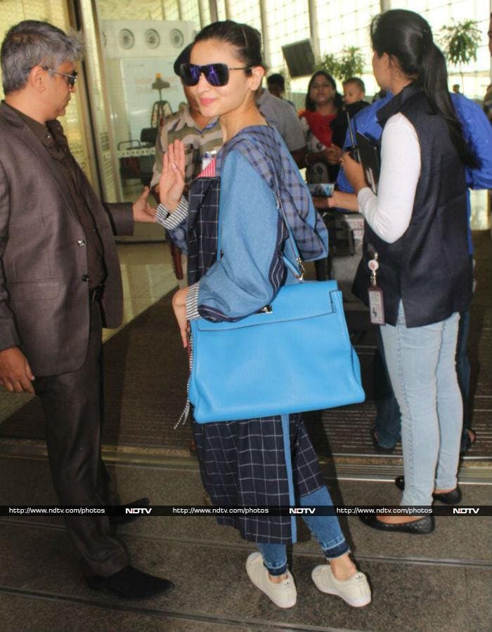 Alia posed for the paparazzi before making her way to the airport.