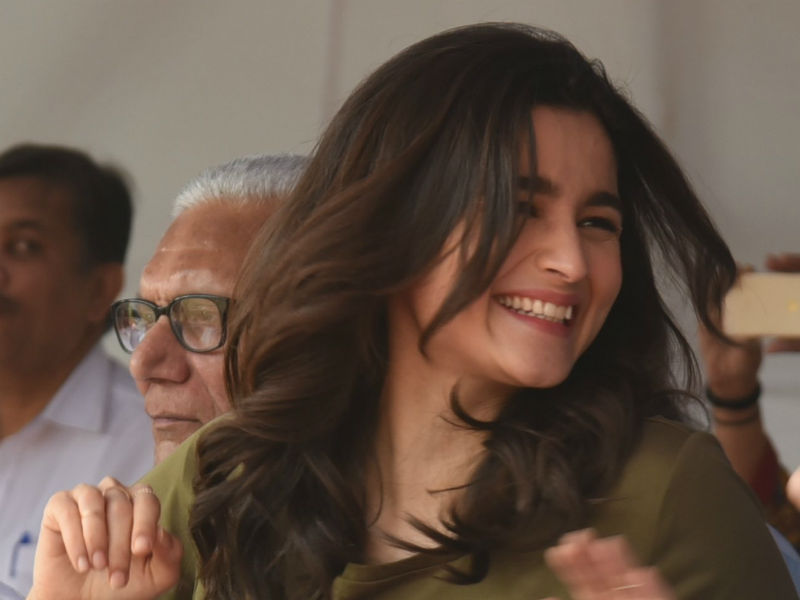 स्कूल पहुंचीं आलिया भट्ट, जिम के बाहर दिखीं सैफ की बेटी