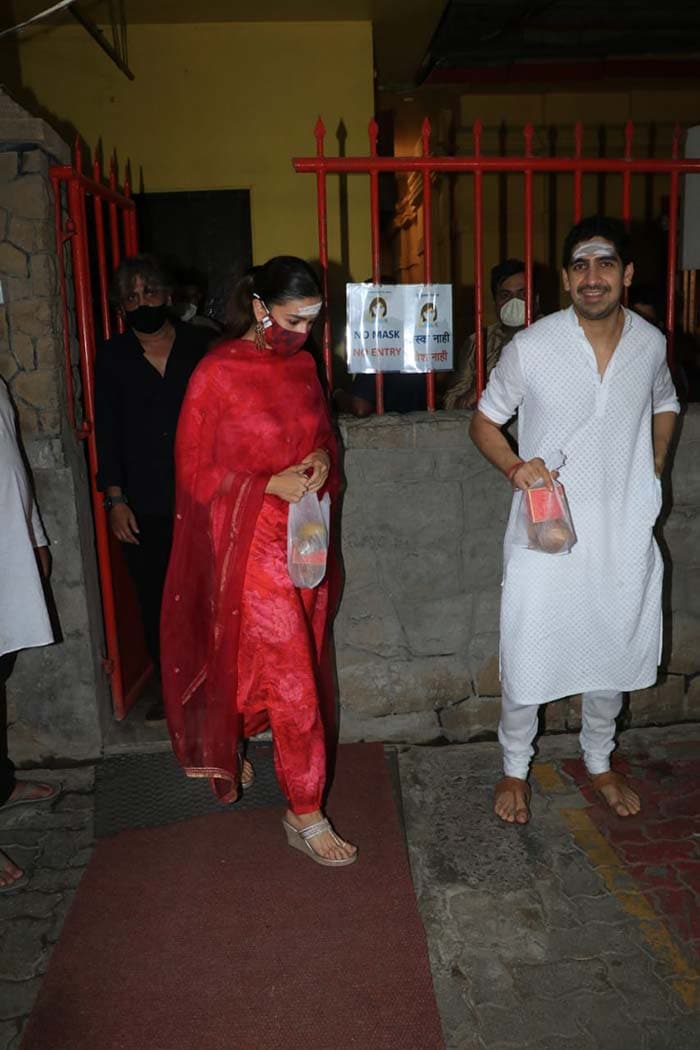 Alia Bhatt Visits Temple On Maha Shivratri With Director Ayan Mukerji