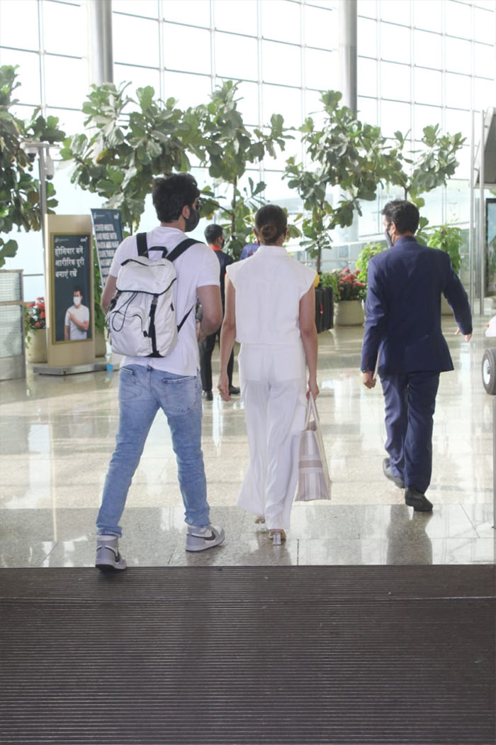 मुंबई एयरपोर्ट पर एक-साथ स्पॉट किए गए आलिया भट्ट और रणबीर कपूर