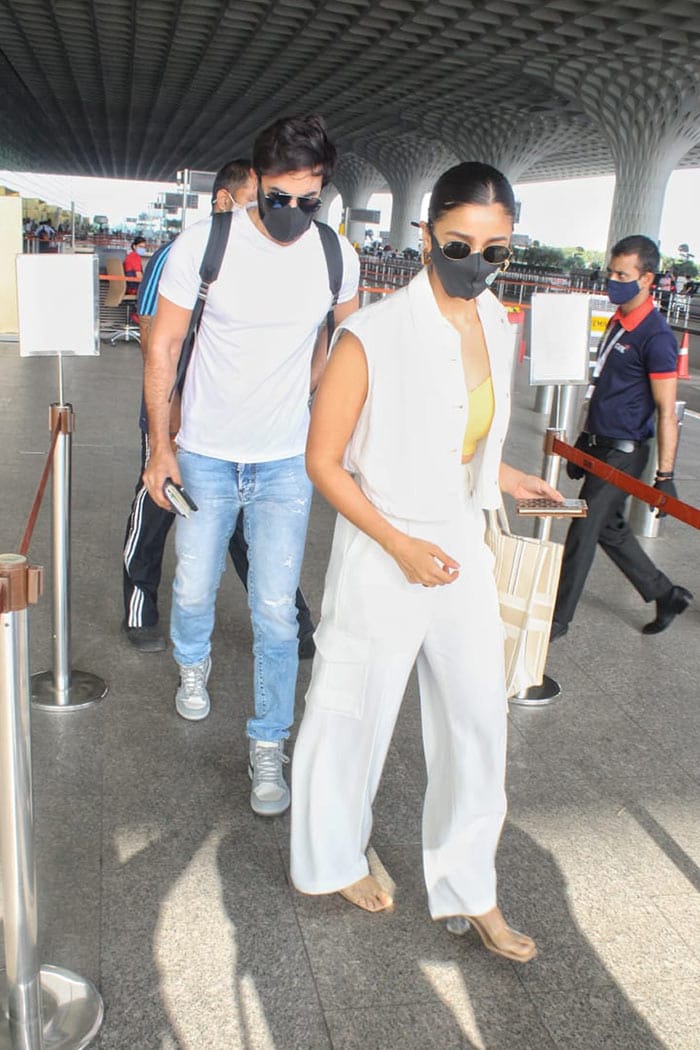 मुंबई एयरपोर्ट पर एक-साथ स्पॉट किए गए आलिया भट्ट और रणबीर कपूर