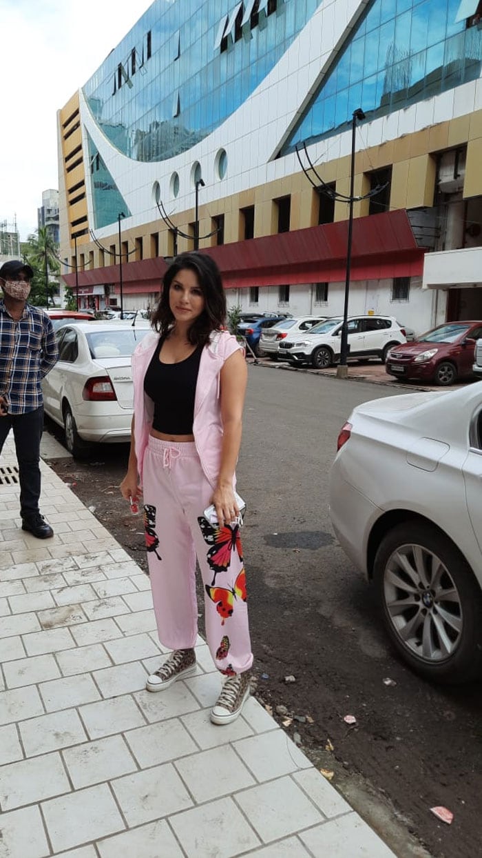 Sunny Leone posed happily for the shutterbugs in Andheri.