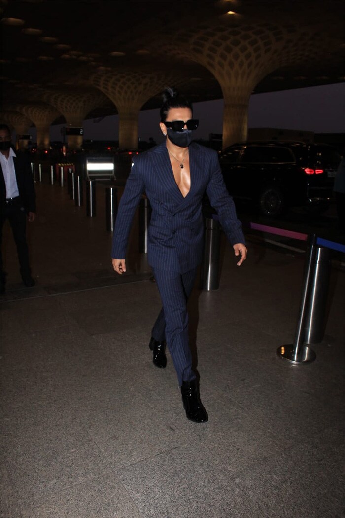 Ranveer Singh was on his way to Hyderabad on Wednesday, where he attended the launch event of Ram Charan and Kiara Advani's new film. At the Mumbai airport, Ranveer Singh arrived looking like this.