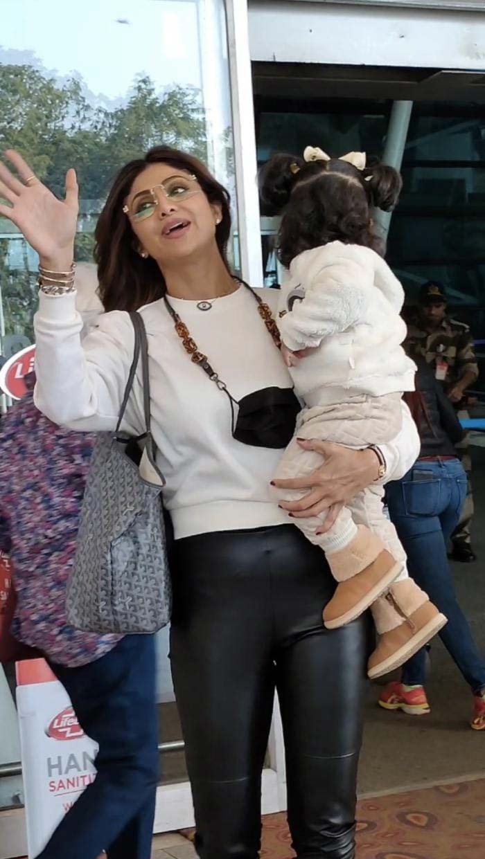 All Eyes Were On Shilpa Shetty\'s Daughter Samisha At The Airport. Isn\'t She The Cutest?