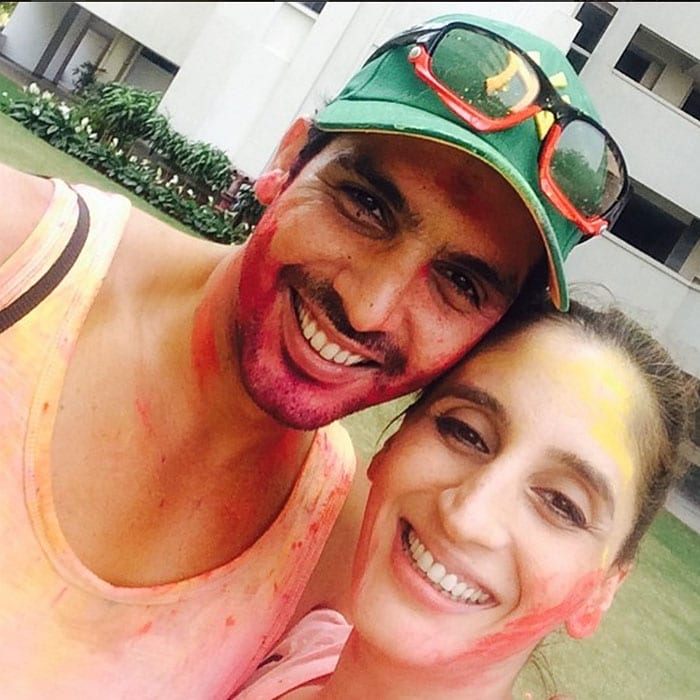 Hrithik\'s happy Holi with the in-laws