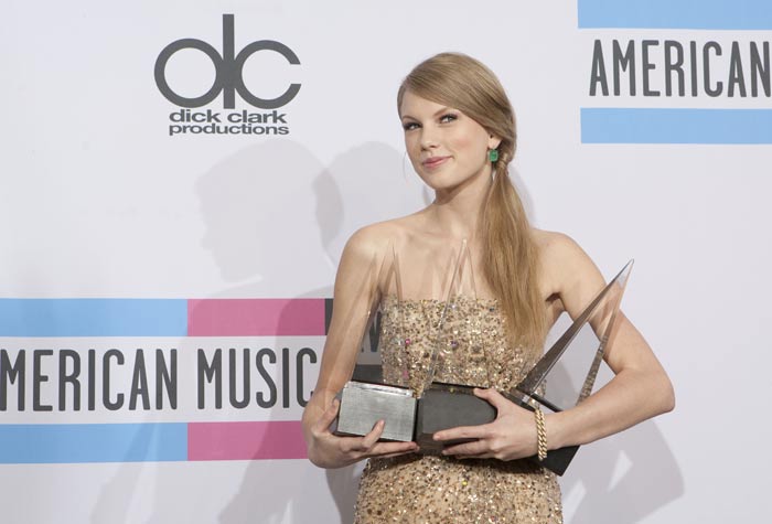 Taylor Swift Named Artist of the Year at American Music Awards 2011