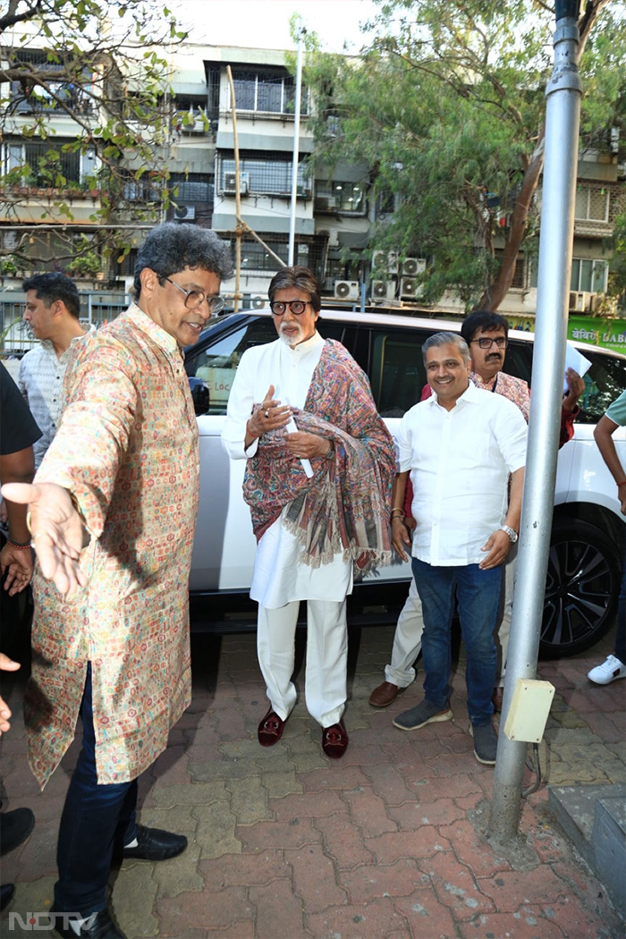 Amitabh Bachchan was spotted in a white kurta in the city. (Image Courtesy: Varinder Chawla)