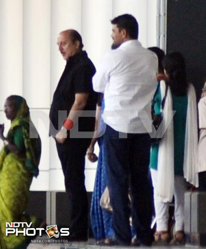 Anupam, Kirron visit Big B at hospital