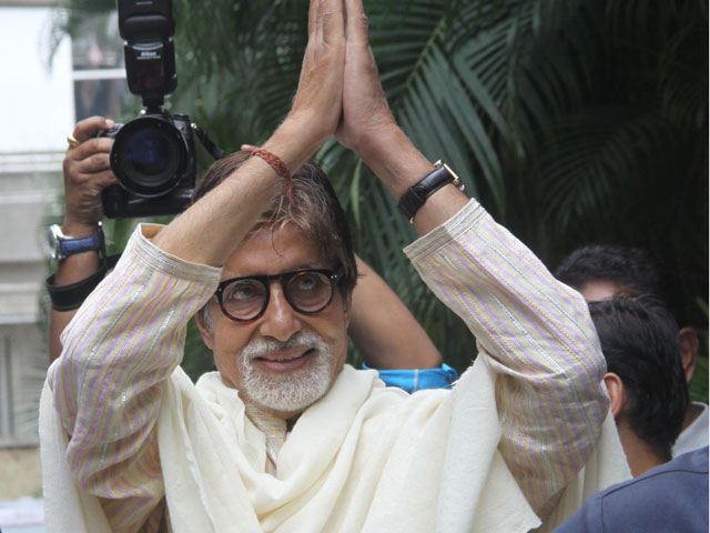 Big B's grand <i>namaste</i> on 71st birthday