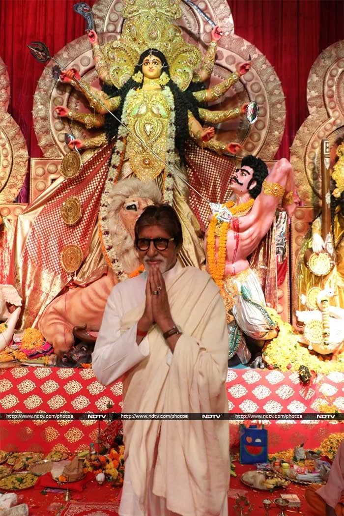 अमिताभ-जया बच्चन ने काजोल और रानी मुखर्जी के साथ कुछ इस तरह मनाई दुर्गा पूजा