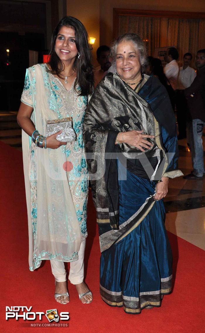Actress team of mom Shubha Khote and daughter Bhavana Balsaver were all smiles at the do.