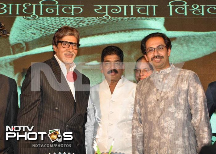 Big B poses for the shutterbugs with Nitin Desai and Uddhav Thackeray.