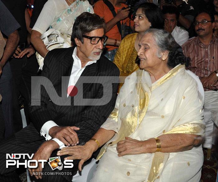 Amitabh seemed gratified to meet his on-screen mother. He later tweeted saying, "Another high .. met Sulochana ji in the audience tonight .. a graceful Mother in most of my films.. touched feet and took blessings!"