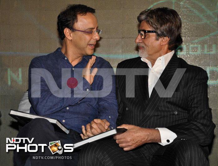 Producer Vidhu Vinod Chopra is engrossed in talks with Amitabh; the two are working together in the 2012 film <i>Taalismaan</i>.