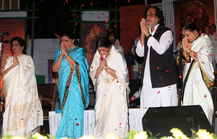Asha Bhosle, Lata Mangeshkar, Hridaynath Mangeshkar,Usha Mangeskar exchange greetings with audience during the programme.