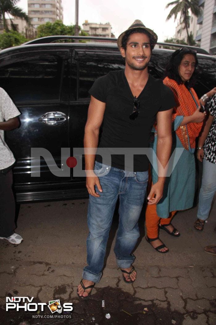 Actor Prateik Babbar was at his casual best as he was out promoting his upcoming flick <i>My Friend Pinto</i>.<br><br>
The actor looked cool in his black T-shirt which he paired with blue denims, and a hat, akin to his character in the film.