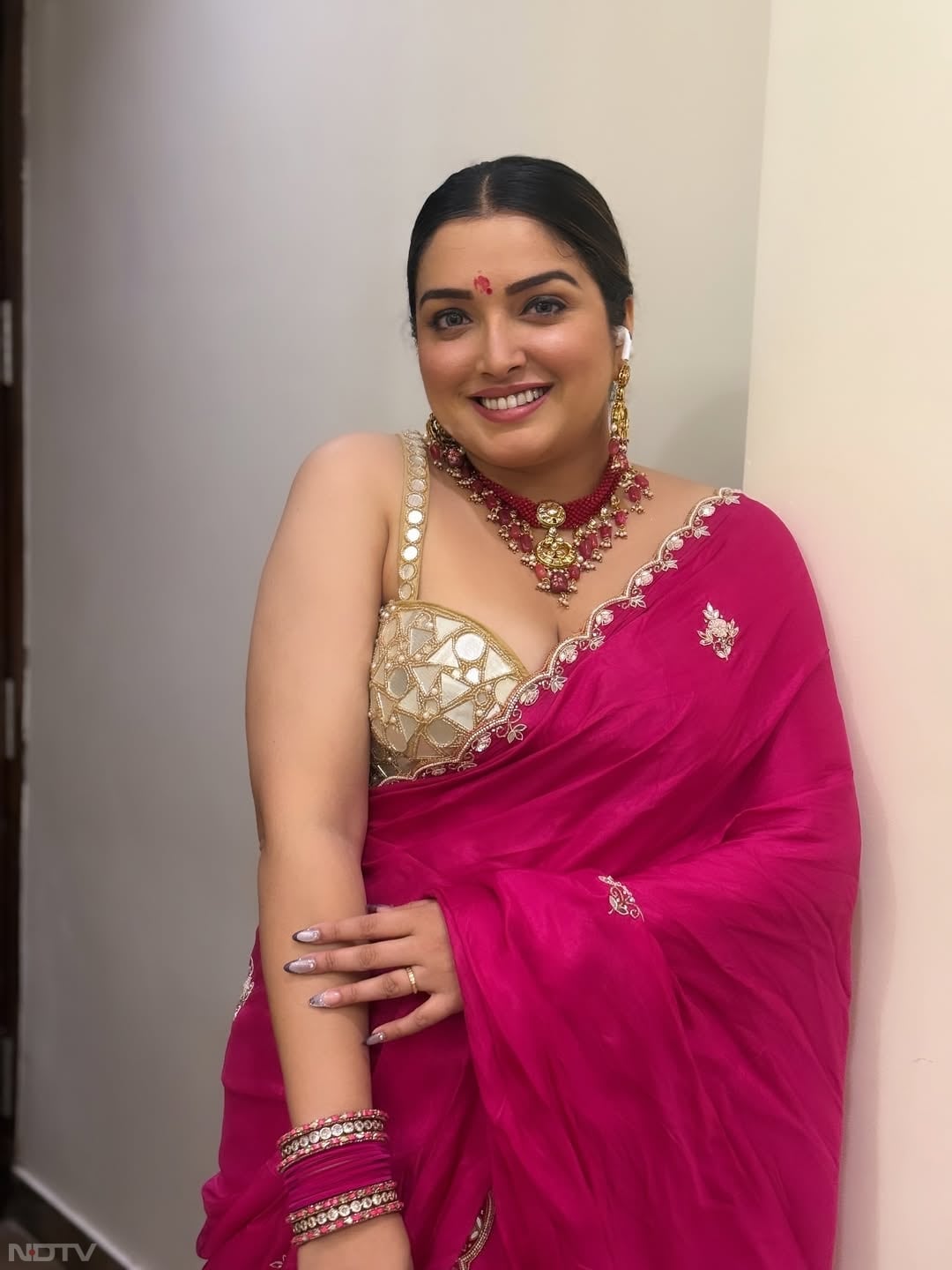 आम्रपाली दुबे ने अपने अभिनय करियर की शुरुआत 2009 में टीवी धारावाहिक सात फेरे से की थी. aamrapali1101/Instagram