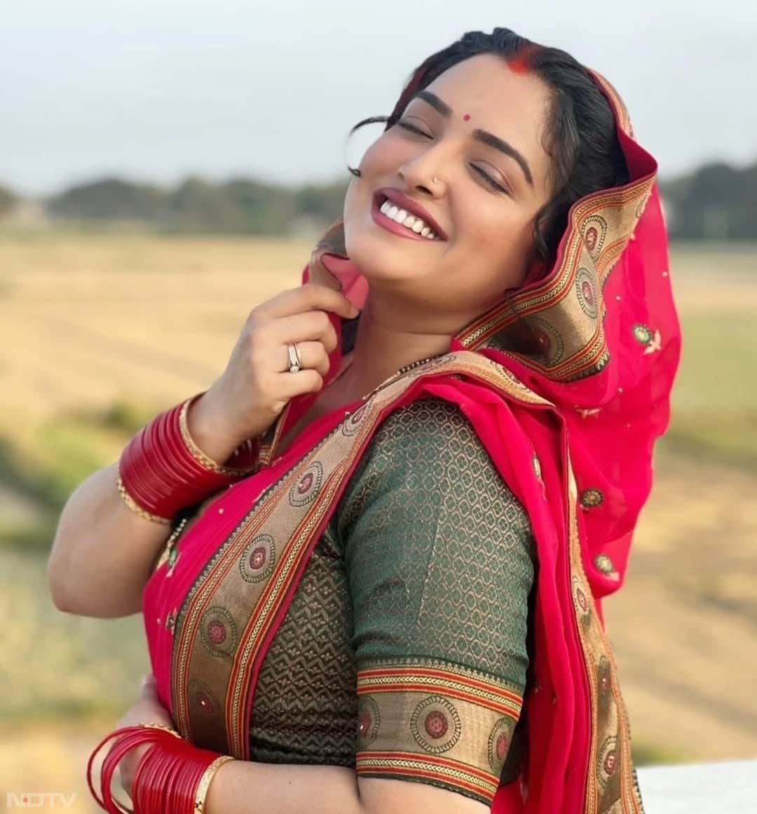 आम्रपाली सोशल मीडिया पर काफी एक्टिव हैं. खबर लिखे जाने तक उनके इंस्&zwj;टाग्राम पर 5.7M followers हैं.  aamrapali1101/Instagram