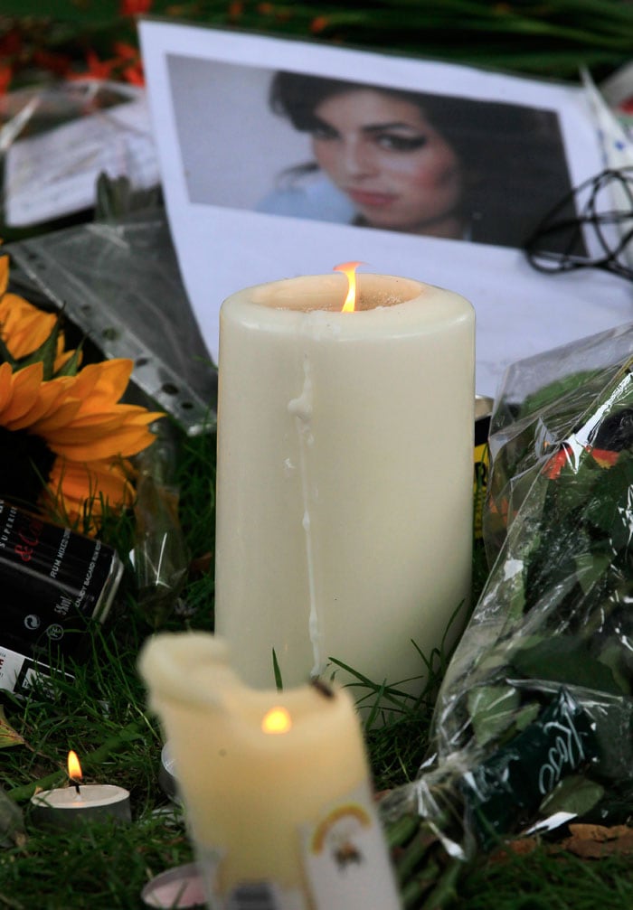 Family, fans bid farewell to Amy Winehouse