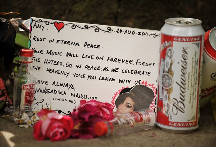 Family, fans bid farewell to Amy Winehouse