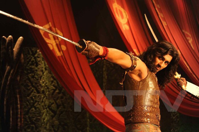 Siddharth and Shruti Haasan in <i>Anaganaga O Dheerudu</i>