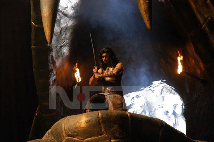 Siddharth and Shruti Haasan in <i>Anaganaga O Dheerudu</i>