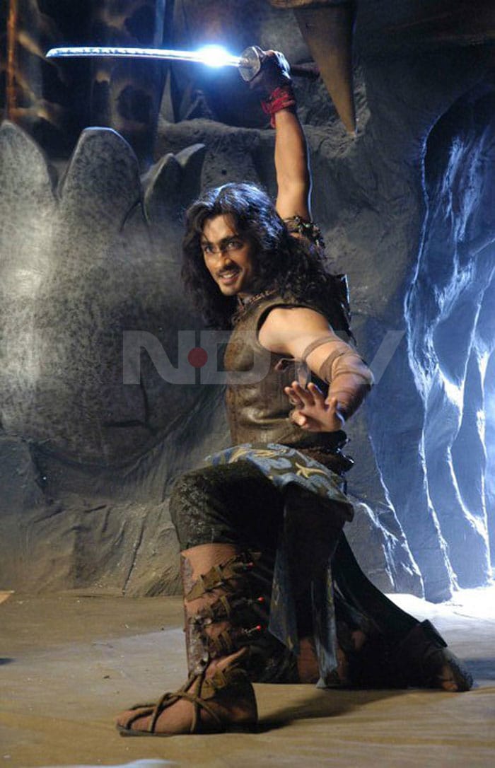 Siddharth and Shruti Haasan in <i>Anaganaga O Dheerudu</i>