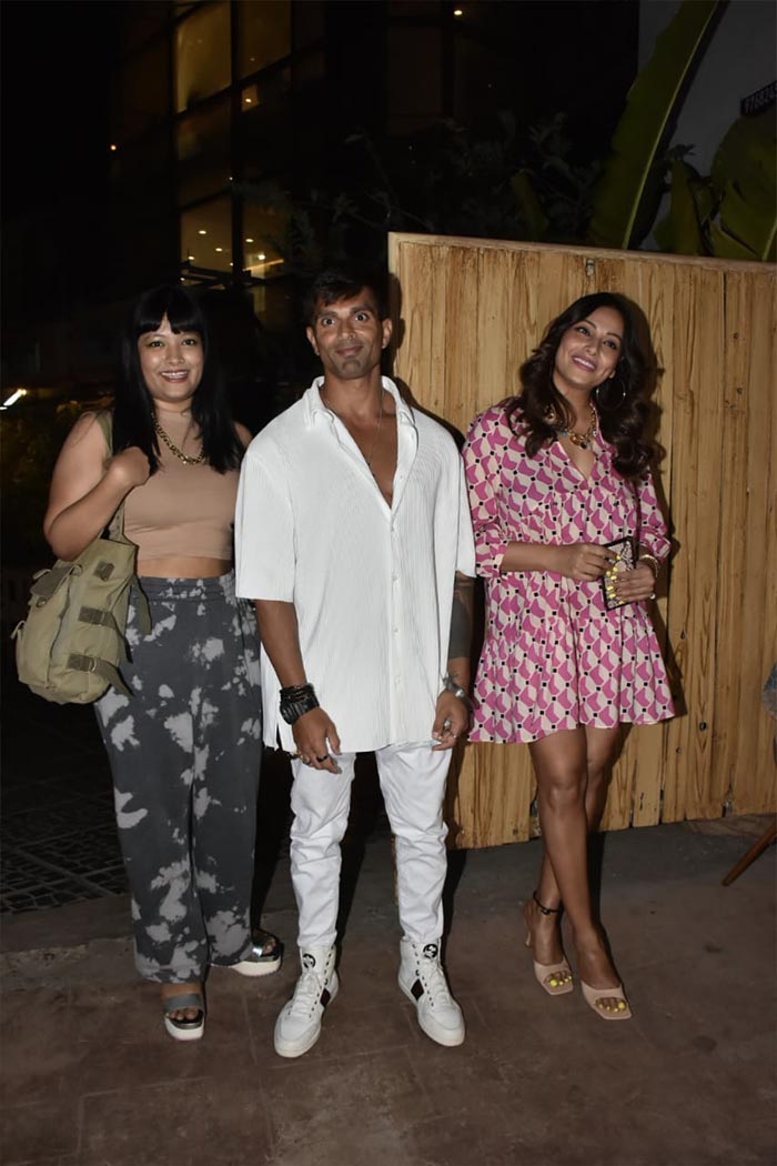 Bipasha Basu, husband Karan Singh and sister Aarti were snapped at Binge of Bastian in Khar.