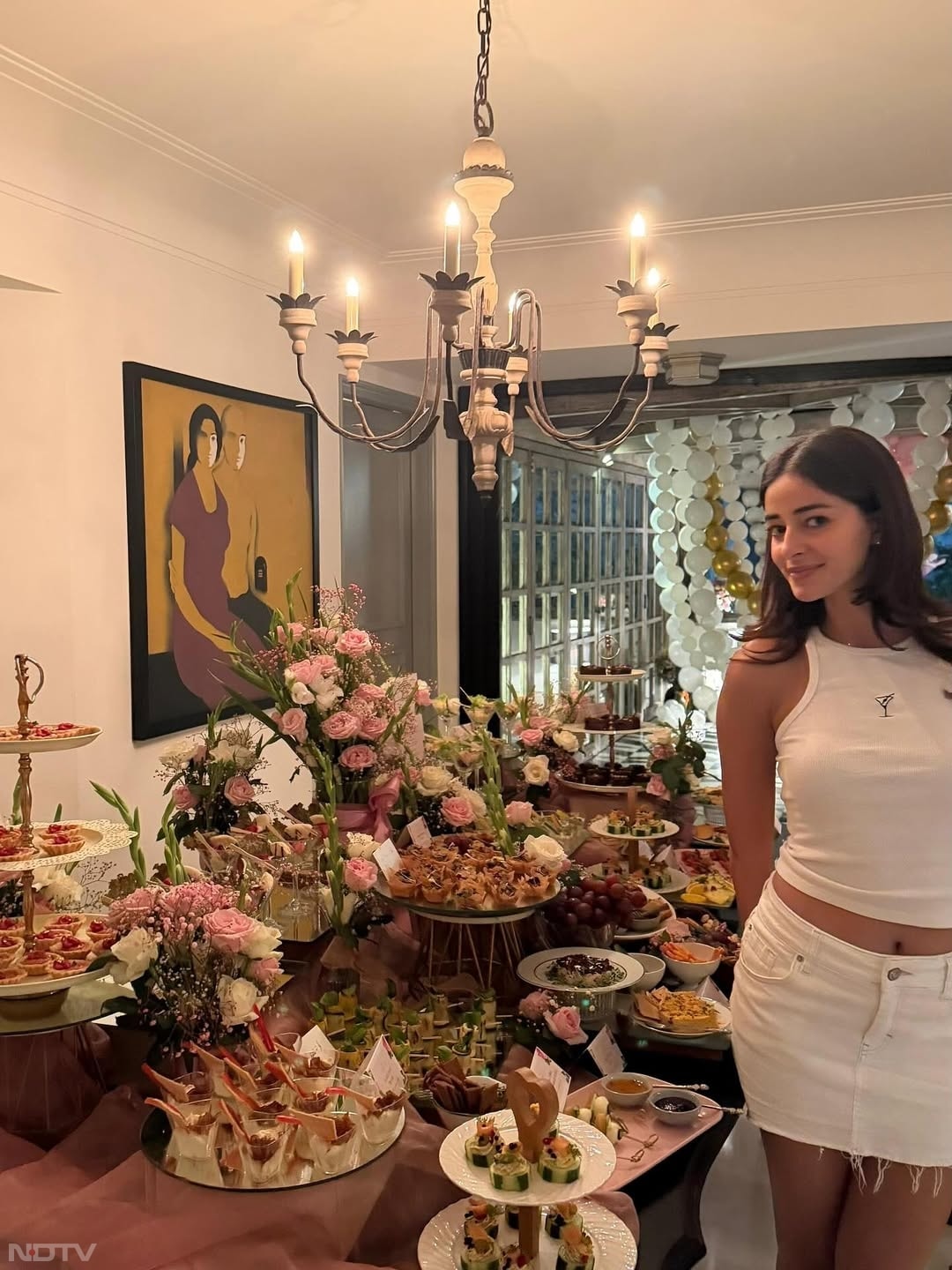 बर्थडे बैश की तस्वीरों में अनन्या पांडे की फैमिली और खास दोस्त हिस्सा बनते हुए नजर आ रहे हैं.