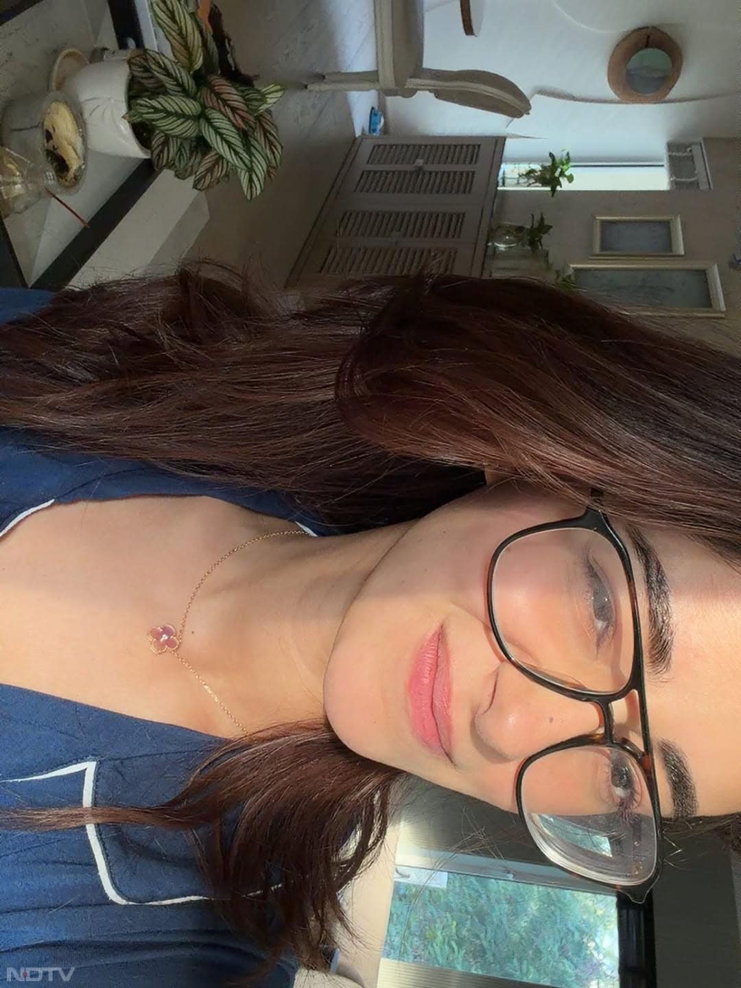 इसके बाद बर्थडे पार्टी की तस्वीरें देखने को पोस्ट में मिल रही है, जिसमें पार्टी की थीम ब्लैक एंड व्हाइट देखने को मिल रही है.