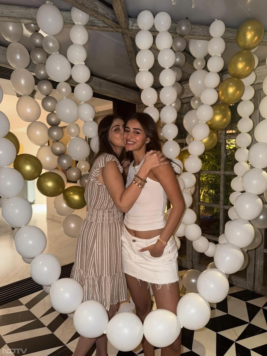 तस्वीरों में अनन्या पांडे अपने करीबी दोस्तों सुहाना खान, ओरी और शनाया कपूर के साथ पोज देते हुए नजर आ रही हैं.