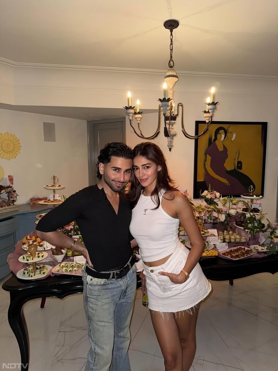 इस पोस्ट पर जोया अख्तर, अदिति राव हैदरी, रिया चक्रवर्ती और करण जौहर जैसे सेलेब्स ने रिएक्शन दिया है.