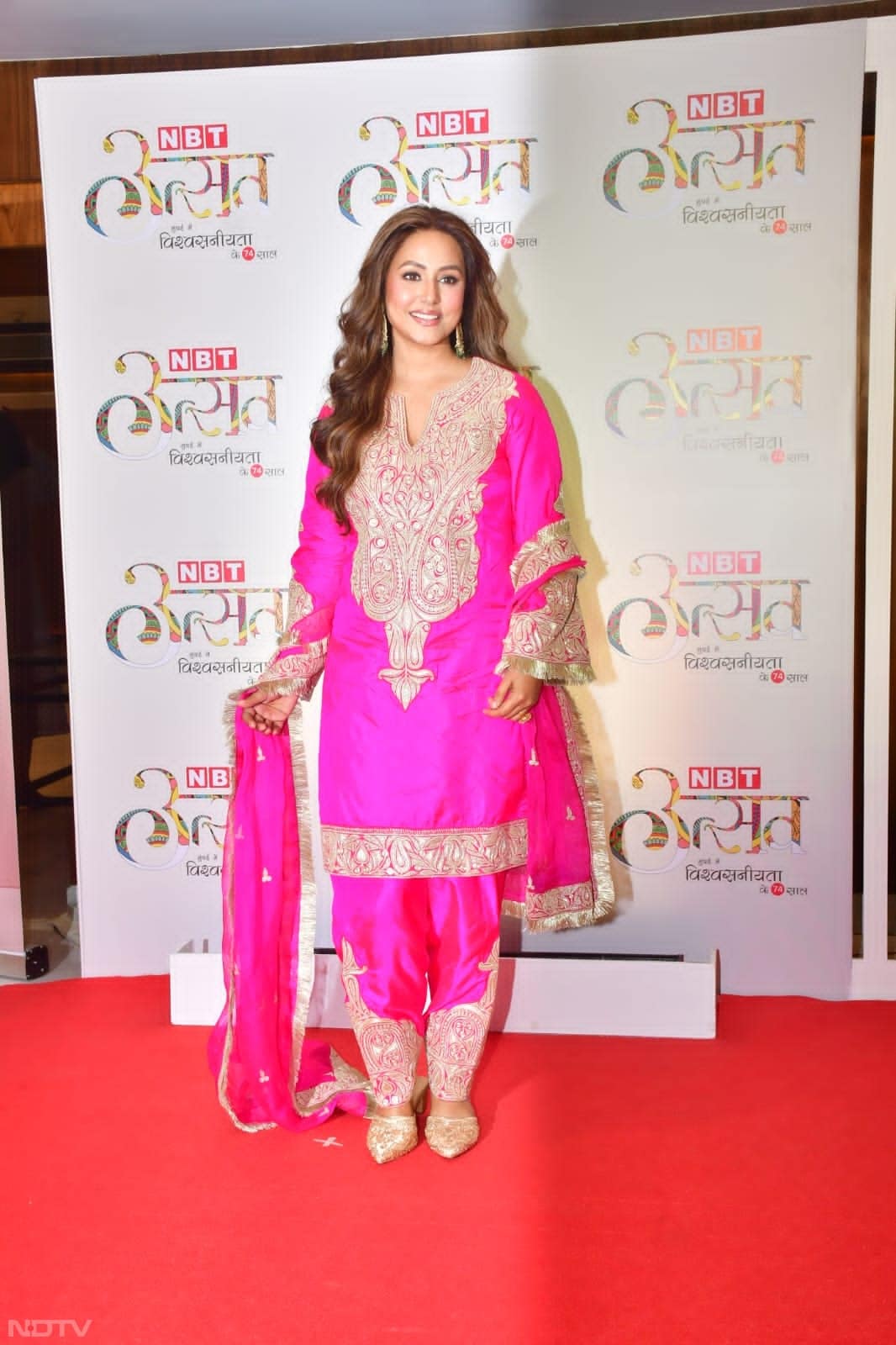 Hina Khan, battling cancer, looked bright in a pink suit. (Image Courtesy: Varinder Chawla)