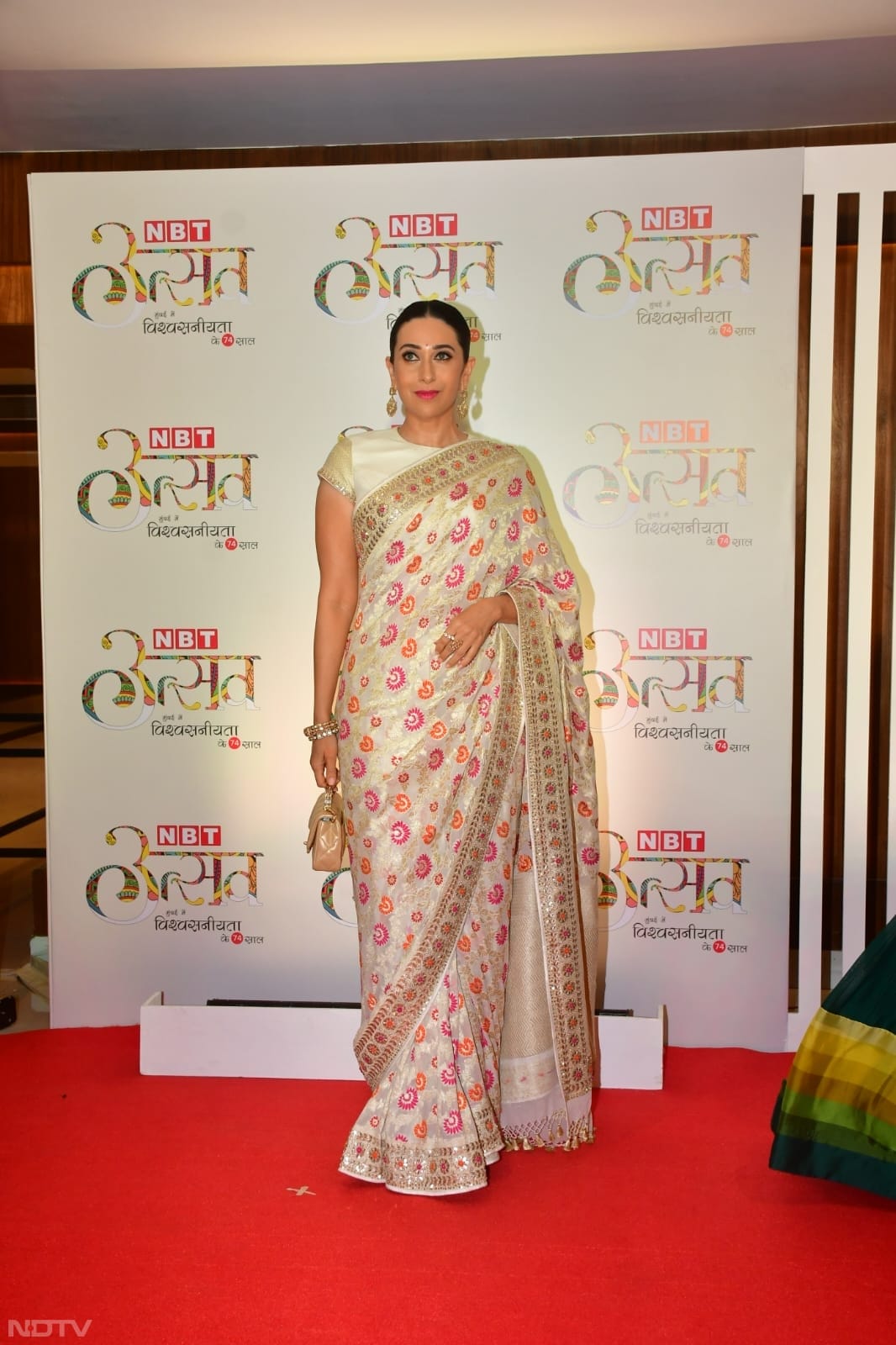 Karisma Kapoor also wore a saree at the event. (Image Courtesy: Varinder Chawla)