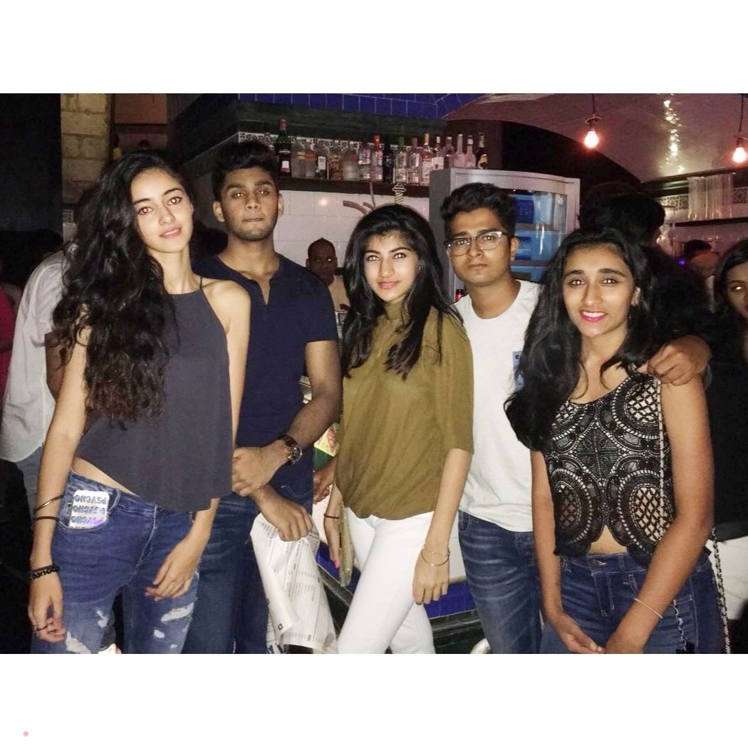 इन फोटोज में वो अपने पुराने दोस्&zwj;तों के साथ नजर आ रही थीं.