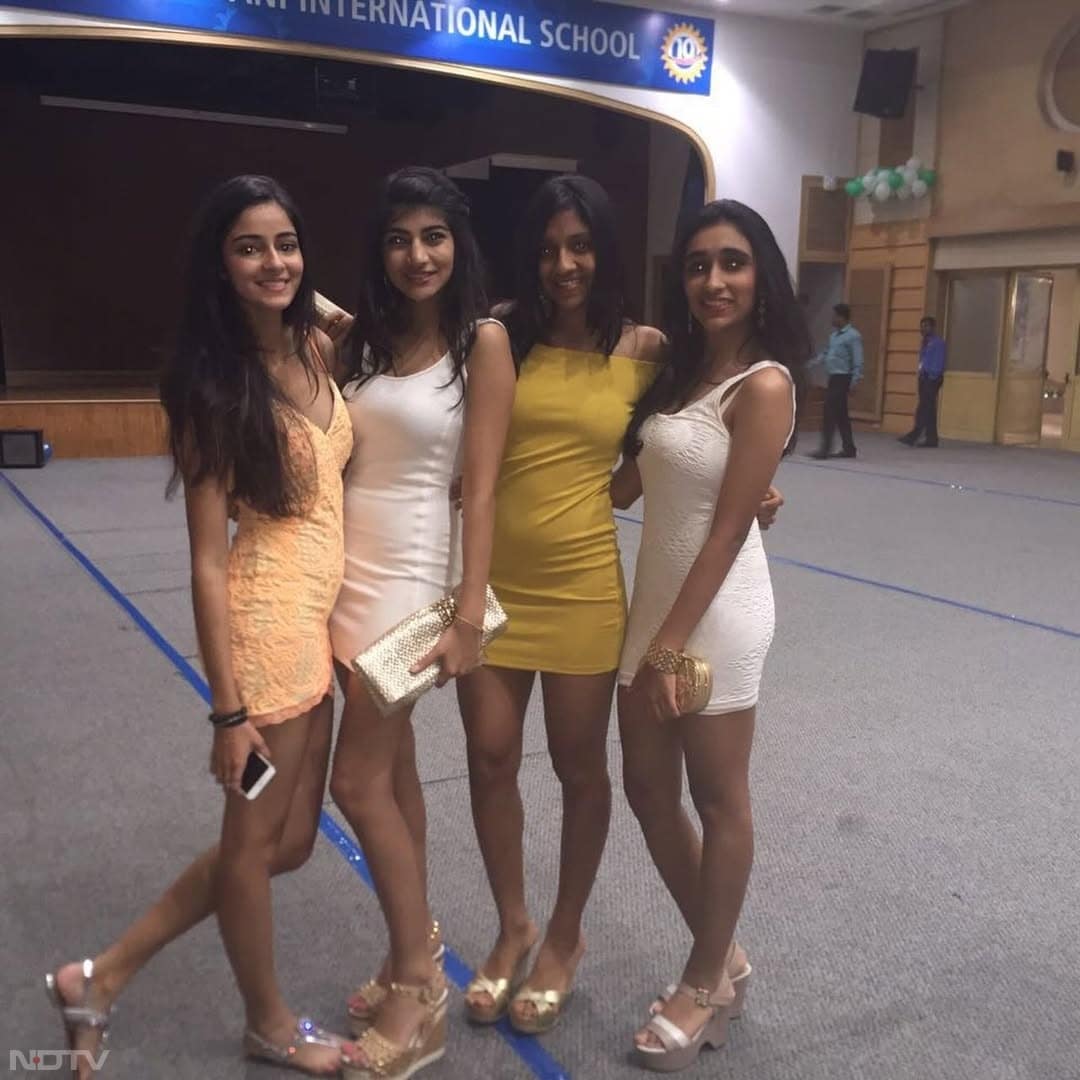 अनन्&zwj;या अपनी फेमस गर्ल गैंग के साथ.