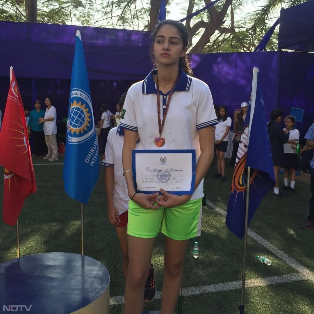 अनन्&zwj;या ने इन फोटोज में अपनी स्&zwj;कूल की भी तस्&zwj;वीरें शेयर की हैं.