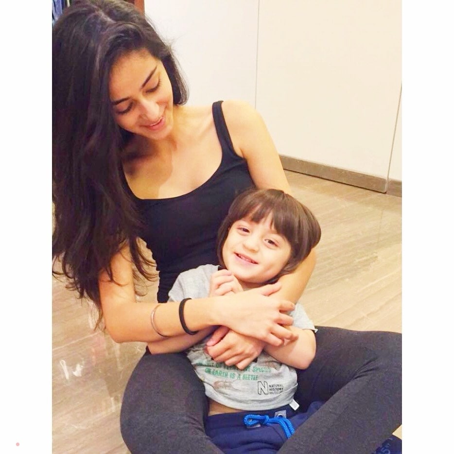 अनन्&zwj;या शाहरुख के बेटे अबराम के साथ मस्&zwj;ती करती हुई.