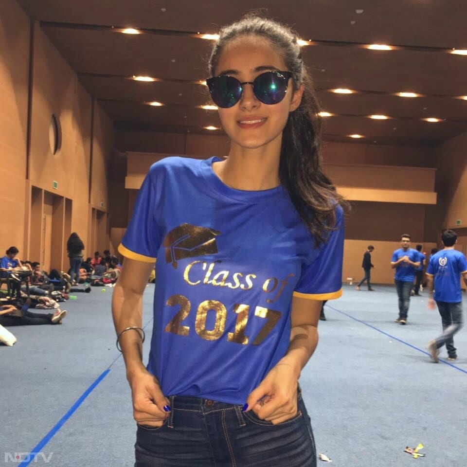 अनन्&zwj;या क्रिकेट मैच की जर्सी में इंज्&zwj;वॉय करती हुई.