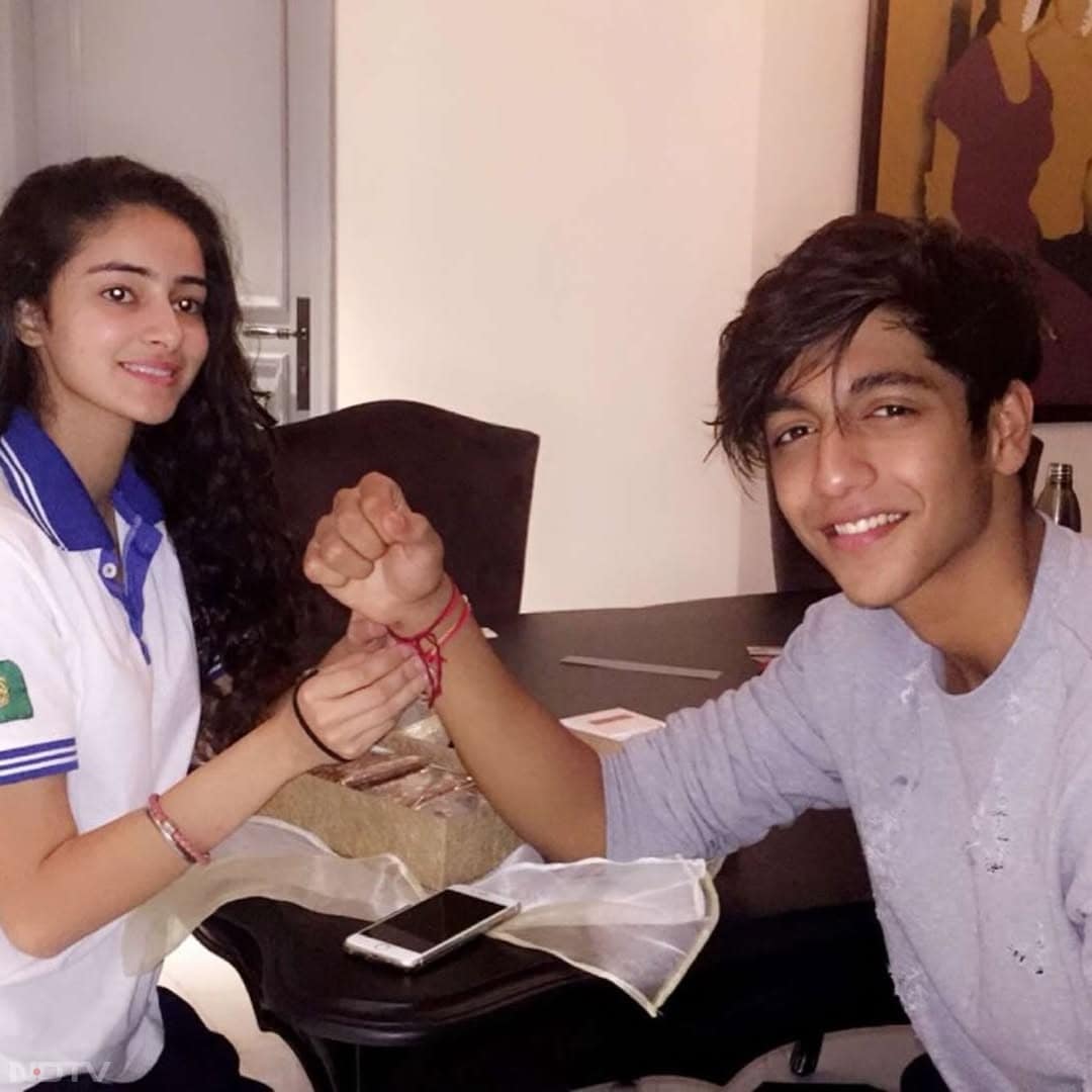 अनन्&zwj;या अपने भाई अहान पांडे के साथ.
