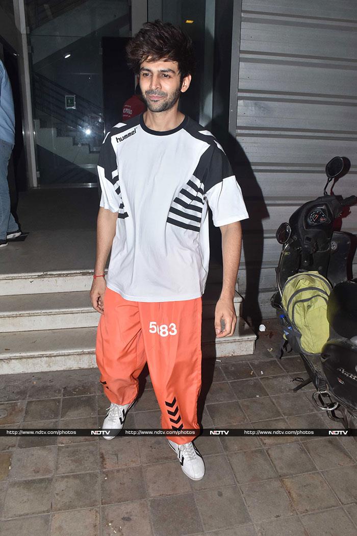 Kartik Aaryan happily posed for the shutterbugs outside the dance class.