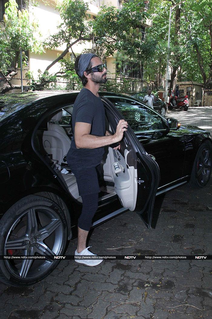 In another part of the city, we spotted Shahid Kapoor at a gym.