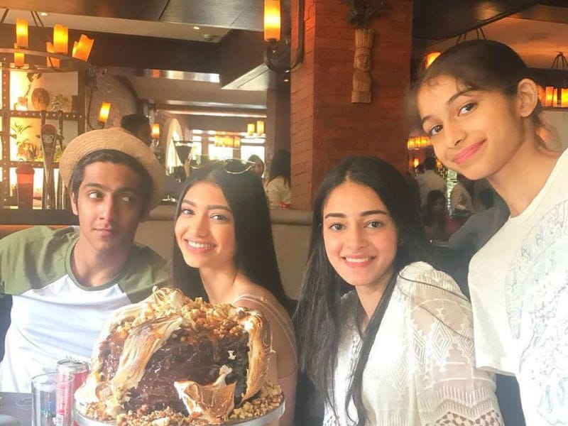 Photo : Ananya Panday Steals Family Time Between Student Of The Year 2 Shoot