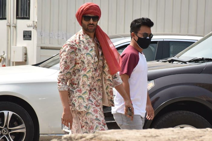 Kartik Aaryan was spotted on the sets of his upcoming film Bhool Bhulaiyaa 2.