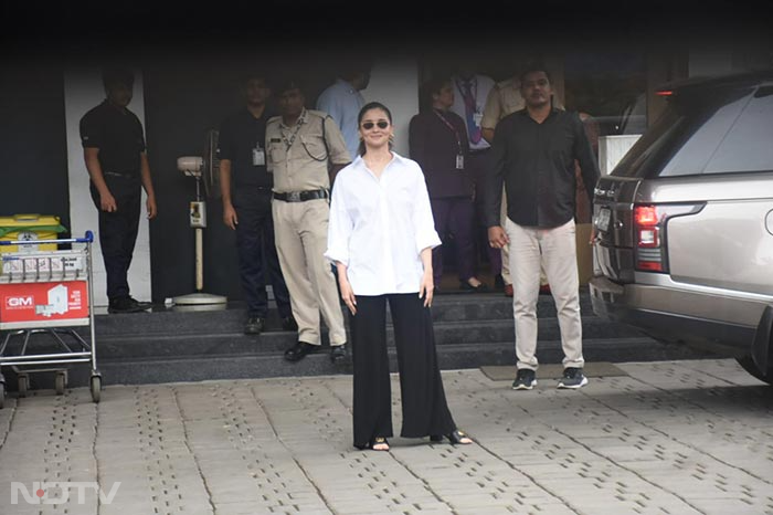 And Just Like That...Alia Bhatt, Malaika Arora Aced The Airport Look