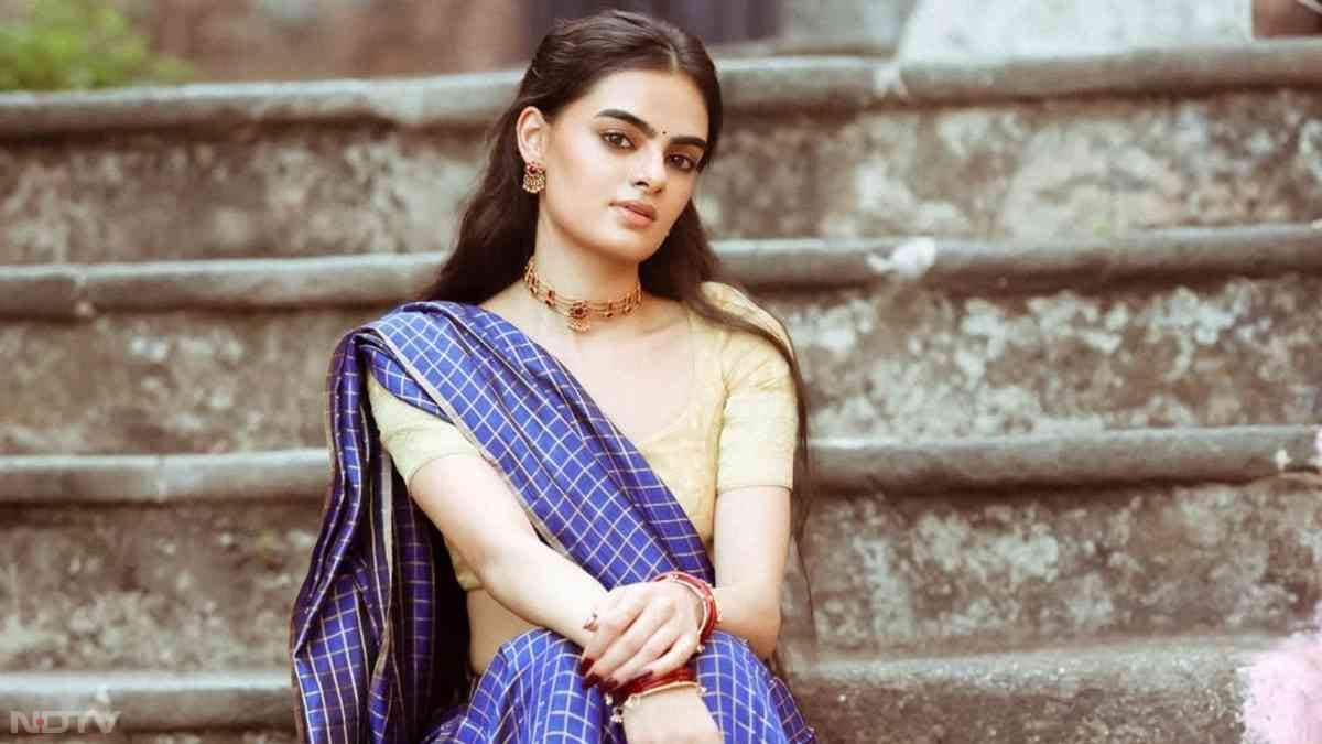 रूहानिका धवन धीरे-धीरे एक अलग और रिफ्रेशिंग वाइब के साथ फैशन इंडस्ट्री में अपनी पहचान बना रही हैं. आजकल के आउटफिट्स से लेकर खूबसूरत इंडियन वियर तक, वह हर ट्रेंड को आसानी से अपनाती हैं और हमेशा अपने लुक को यंग और ऑथेंटिक रखती हैं. उनका हालिया देसी अवतार उनके बदलते फैशन सेंस को पूरी तरह से दिखाता है. बिना ज़्यादा दिखावटी हुए उनका कॉन्फिडेंट स्टाइल उन्हें Gen Z की उभरती हुई फैशन इंस्पिरेशन में से एक बनाता है, यह साबित करता है कि फैशन का मतलब है अपनी पर्सनैलिटी को आसानी से दिखाना.
