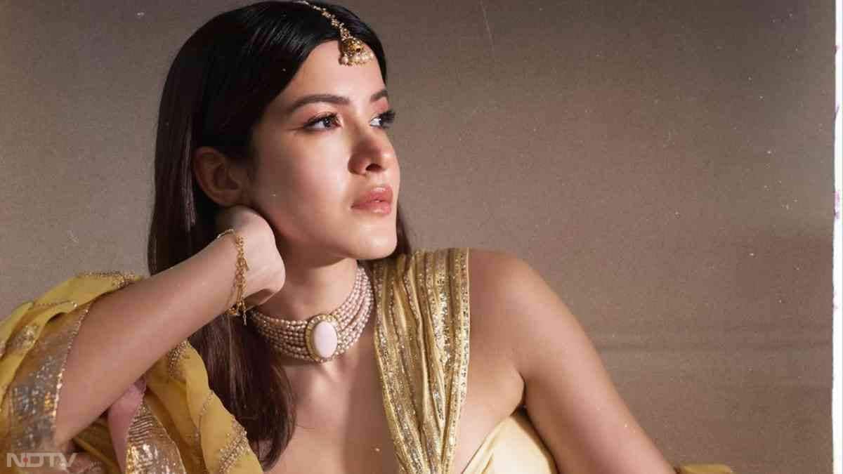शनाया कपूर हमेशा अपने ग्लैमरस लेकिन सिंपल और एलिगेंट स्टाइल से सबका ध्यान खींचने में कामयाब रही हैं. चाहे वह स्ट्रक्चर्ड सिल्हूट पहनें या आसान और फेमिनिन आउटफिट, उनका हर लुक बहुत पॉलिश्ड लगता है.उनका हालिया स्लीक इंडो-वेस्टर्न फ्यूज़न लुक एक बार फिर साबित करता है कि कभी-कभी सादगी ही सबसे बड़ा स्टेटमेंट होती है. यही वजह है कि शनाया हर फैशन वॉचलिस्ट का एक अहम हिस्सा बनी हुई हैं.