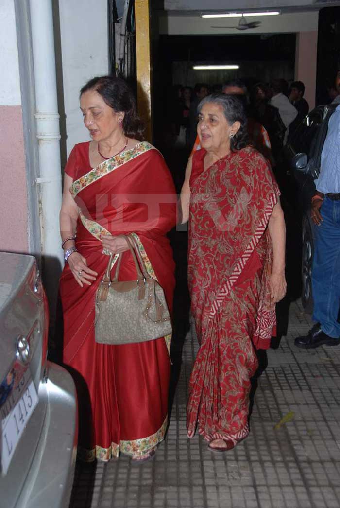 Asha Pareekh arrives with Shammi at the venue.