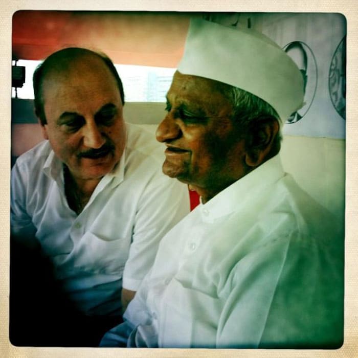 Celebs extend support to Anna Hazare